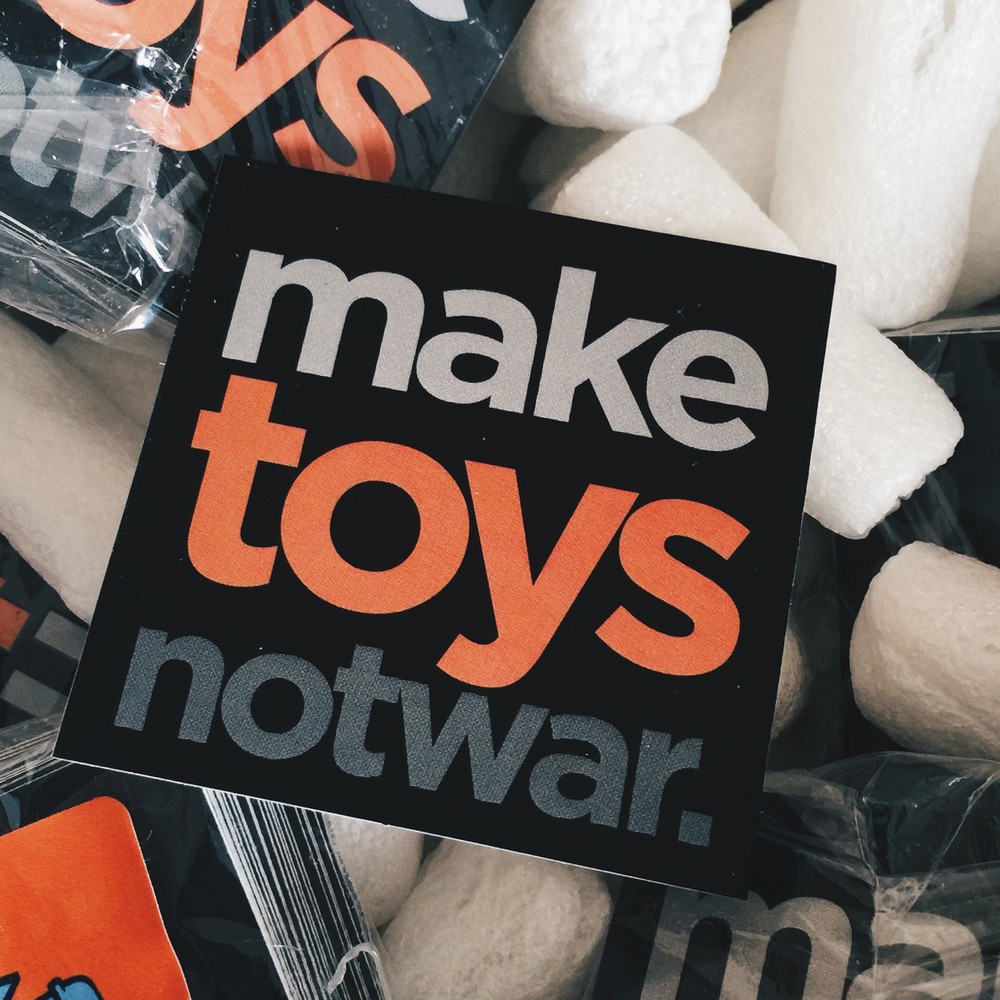 make_toys__not_war_sticker Pobber