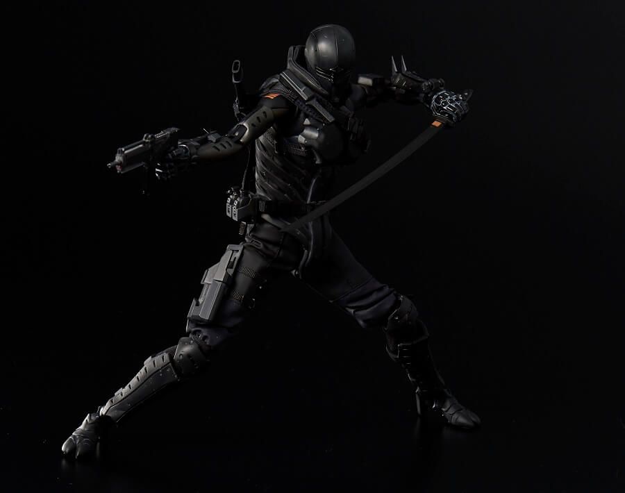 snake-eyes-16th-scale-g-i-joe-x-toa-heavy-industries-1000toys-pose-2