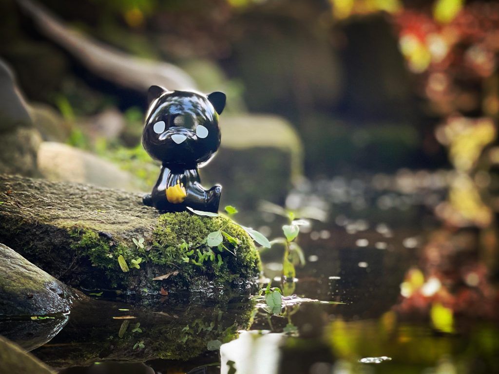 This image has an empty alt attribute; its file name is Luke-Chueh-x-FLABSLABs-Hello-Lukey-Sofubi-Black-n-Gold-Edition-at-50-SHADES-OF-BLACK-The-Toy-Chronicle-2021-r-1024x768.jpg